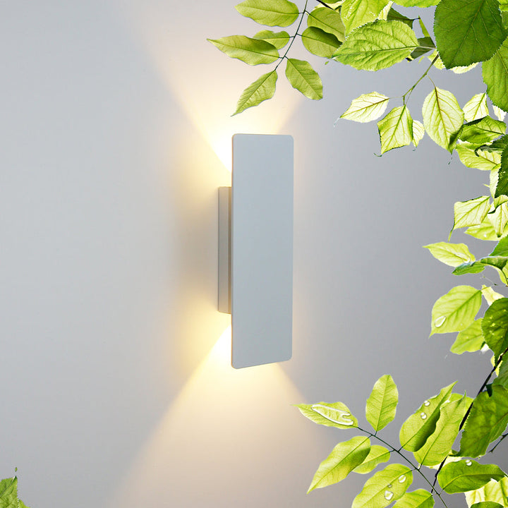 "Applique murale LED élégante en aluminium, éclairage bidirectionnel vers haut et bas, design épuré pour intérieur moderne."