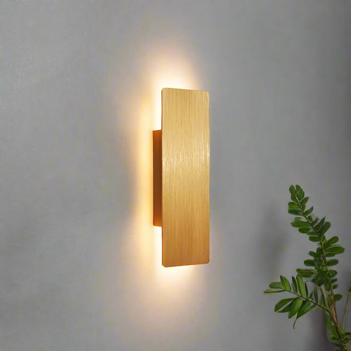 "Applique murale LED élégante en aluminium, éclairage bidirectionnel vers haut et bas, design épuré pour intérieur moderne."