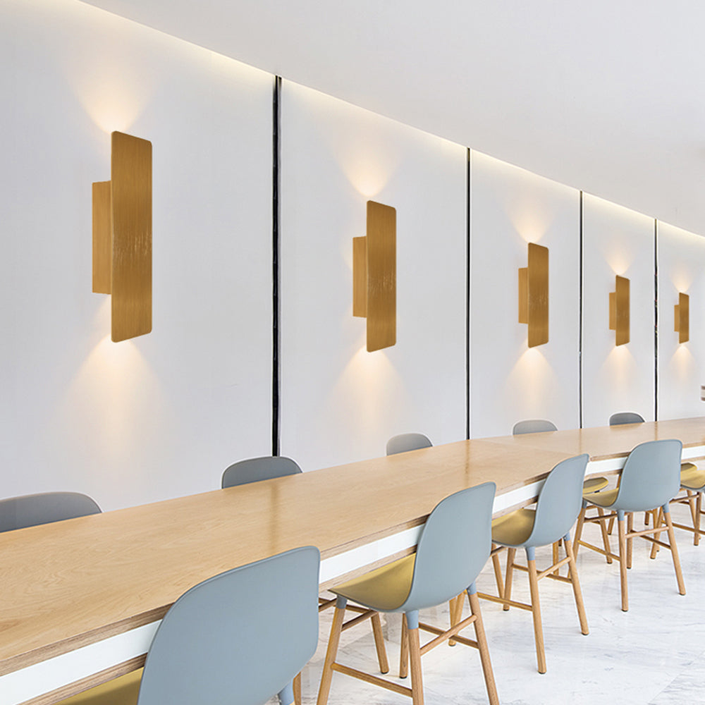 "Applique murale LED élégante en aluminium, éclairage bidirectionnel vers haut et bas, design épuré pour intérieur moderne."