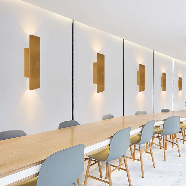 "Applique murale LED élégante en aluminium, éclairage bidirectionnel vers haut et bas, design épuré pour intérieur moderne."