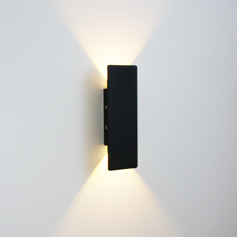 "Applique murale LED élégante en aluminium, éclairage bidirectionnel vers haut et bas, design épuré pour intérieur moderne."