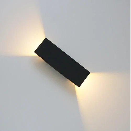 "Applique murale LED élégante en aluminium, éclairage bidirectionnel vers haut et bas, design épuré pour intérieur moderne."