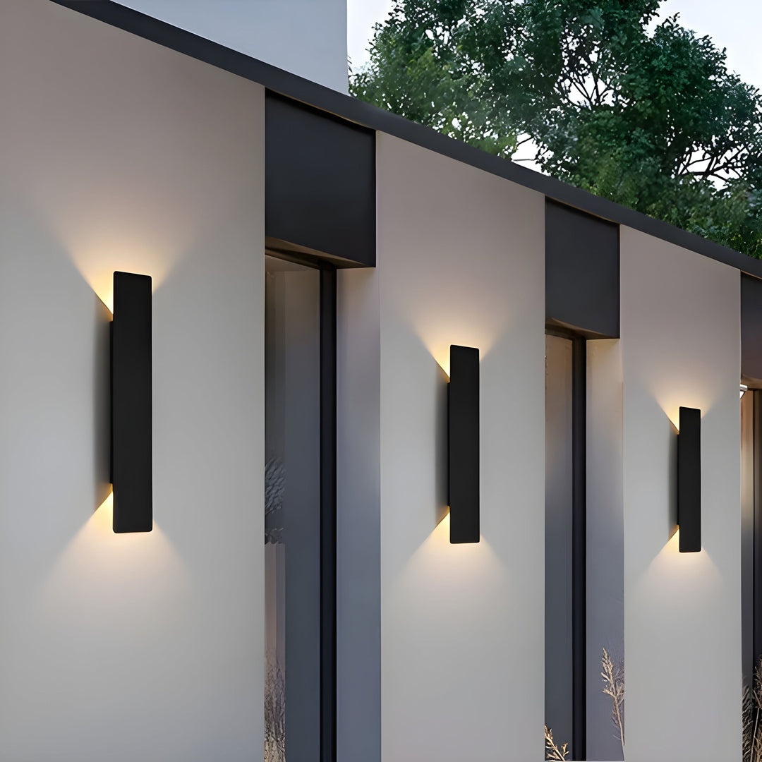 Applique murale LED extérieure moderne en aluminium. Design contemporain, résistant aux intempéries. Éclairage LED élégant.