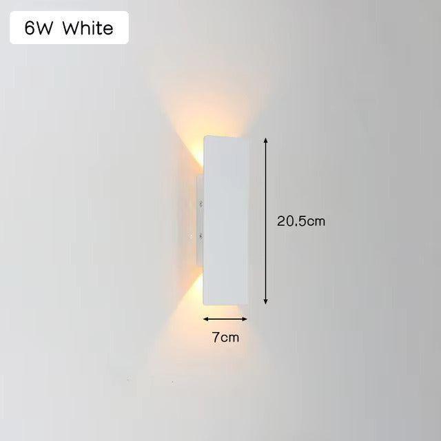 Applique murale LED extérieure moderne en aluminium. Design contemporain, résistant aux intempéries. Éclairage LED élégant.