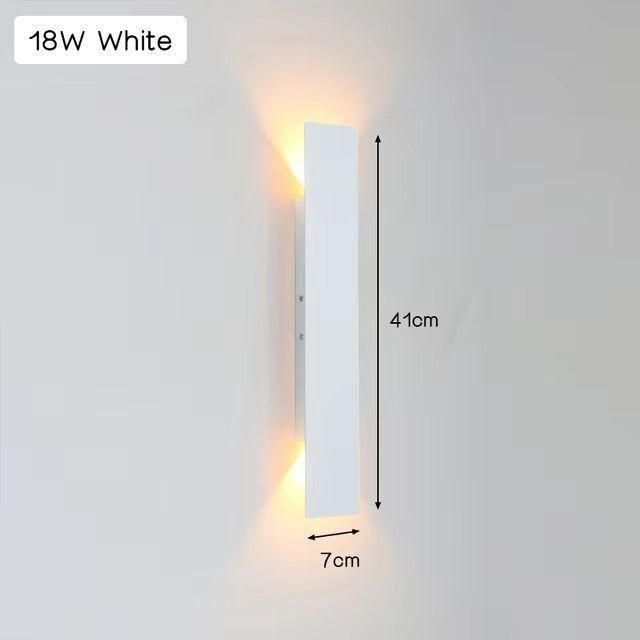 Applique murale LED extérieure moderne en aluminium. Design contemporain, résistant aux intempéries. Éclairage LED élégant.