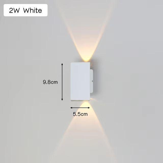 Applique murale LED extérieure moderne en aluminium. Design contemporain, résistant aux intempéries. Éclairage LED élégant.