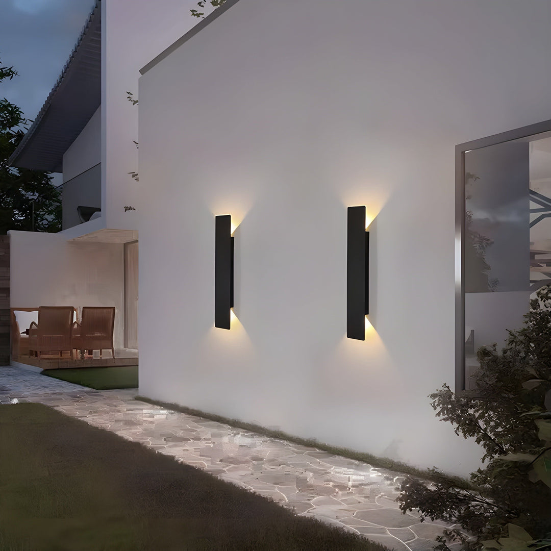 Applique murale LED extérieure moderne en aluminium. Design contemporain, résistant aux intempéries. Éclairage LED élégant.
