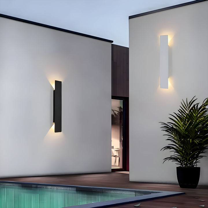 Applique murale LED extérieure moderne en aluminium. Design contemporain, résistant aux intempéries. Éclairage LED élégant.