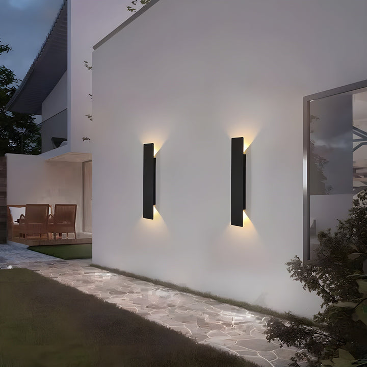 Applique murale LED extérieure moderne en aluminium. Design contemporain, résistant aux intempéries. Éclairage LED élégant.