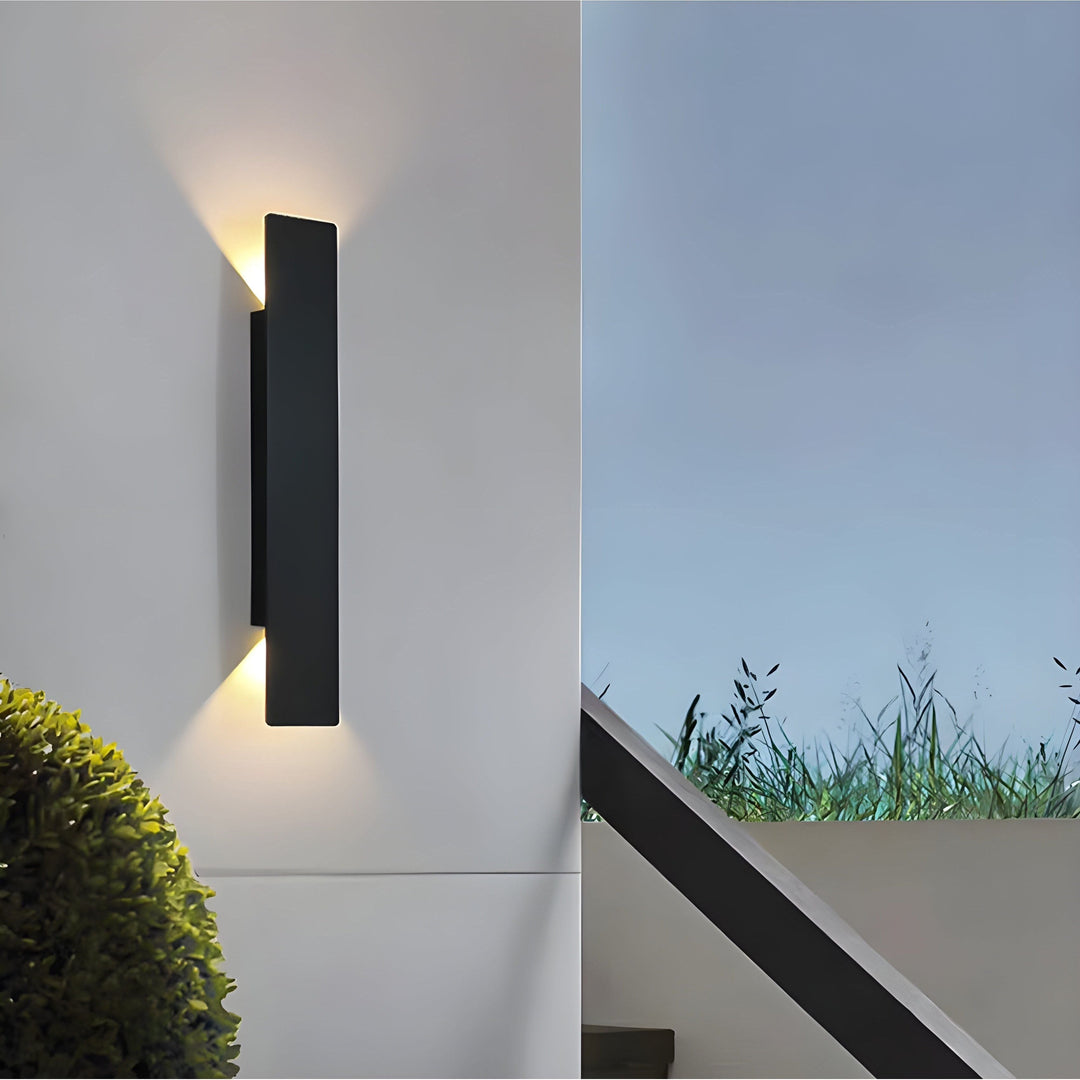 Applique murale LED extérieure moderne en aluminium. Design contemporain, résistant aux intempéries. Éclairage LED élégant.