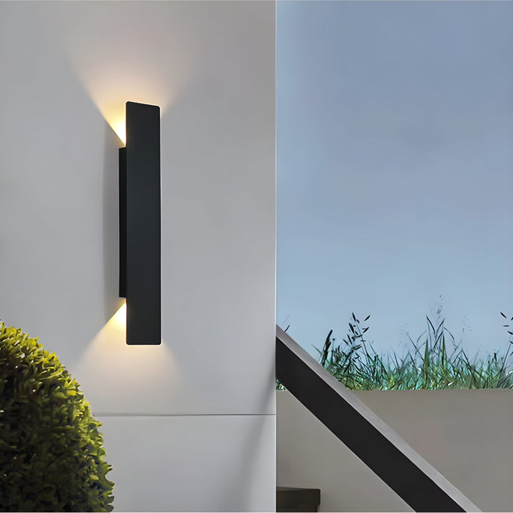 Applique murale LED extérieure moderne en aluminium. Design contemporain, résistant aux intempéries. Éclairage LED élégant.