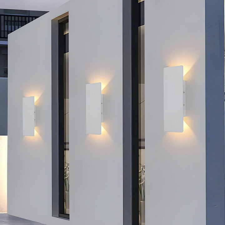 Applique murale LED extérieure moderne en aluminium. Design contemporain, résistant aux intempéries. Éclairage LED élégant.