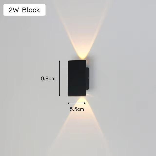 Applique murale LED extérieure moderne en aluminium. Design contemporain, résistant aux intempéries. Éclairage LED élégant.