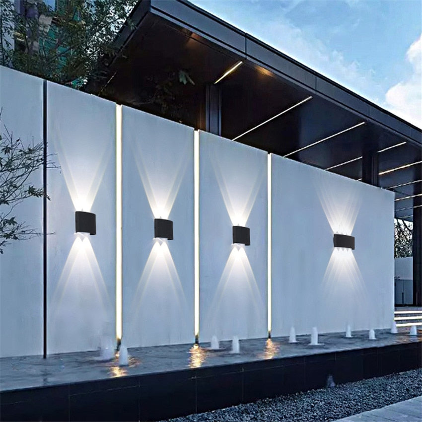 Applique murale LED extérieure moderne, étanche. Design élégant, éclairage efficace.