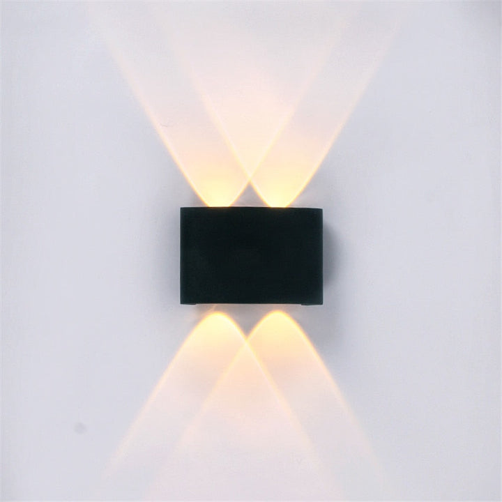 Applique murale LED extérieure moderne, étanche. Design élégant, éclairage efficace.