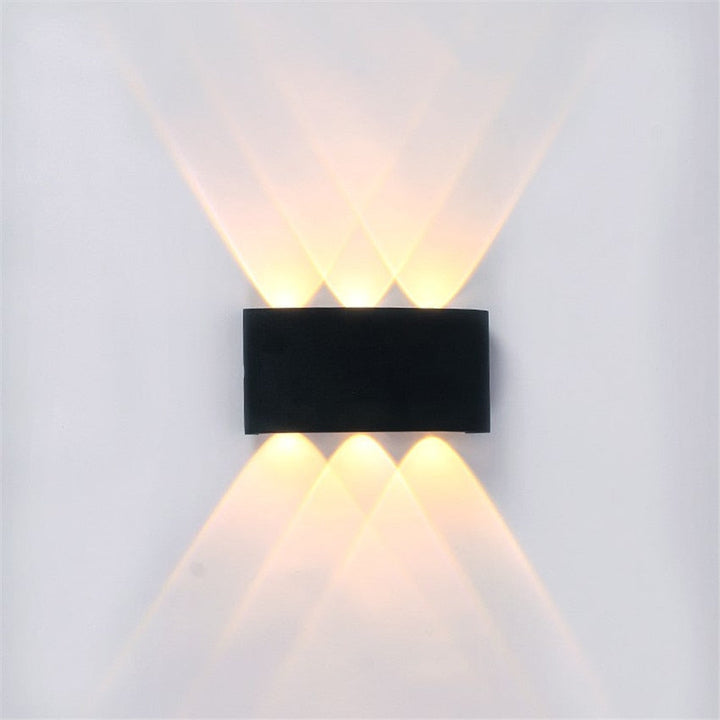 Applique murale LED extérieure moderne, étanche. Design élégant, éclairage efficace.