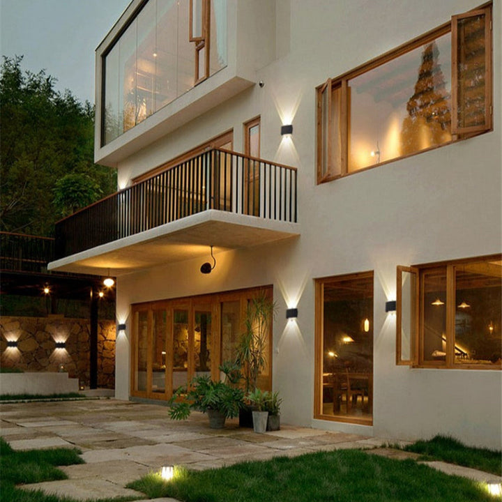 Applique murale LED extérieure moderne, étanche. Design élégant, éclairage efficace.