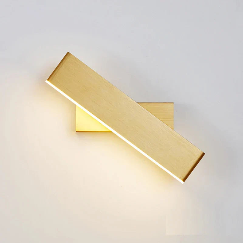 "Applique murale LED orientable, design moderne, tête rotative, finition métal brossé, parfaite pour éclairage directionnel."