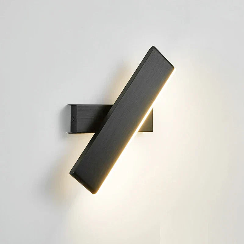 "Applique murale LED orientable, design moderne, tête rotative, finition métal brossé, parfaite pour éclairage directionnel."