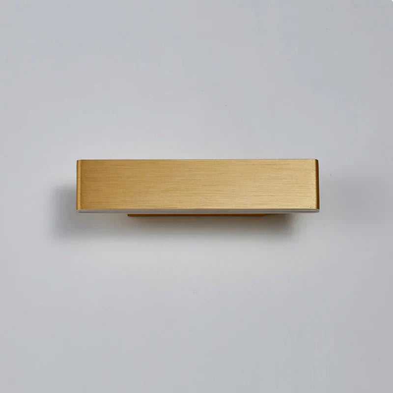 "Applique murale LED orientable, design moderne, tête rotative, finition métal brossé, parfaite pour éclairage directionnel."