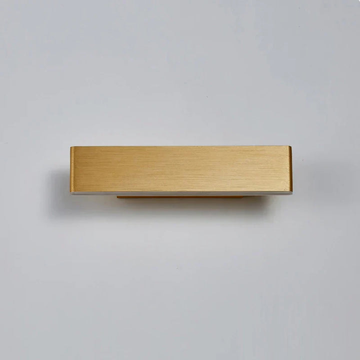"Applique murale LED orientable, design moderne, tête rotative, finition métal brossé, parfaite pour éclairage directionnel."