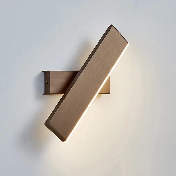 "Applique murale LED orientable, design moderne, tête rotative, finition métal brossé, parfaite pour éclairage directionnel."