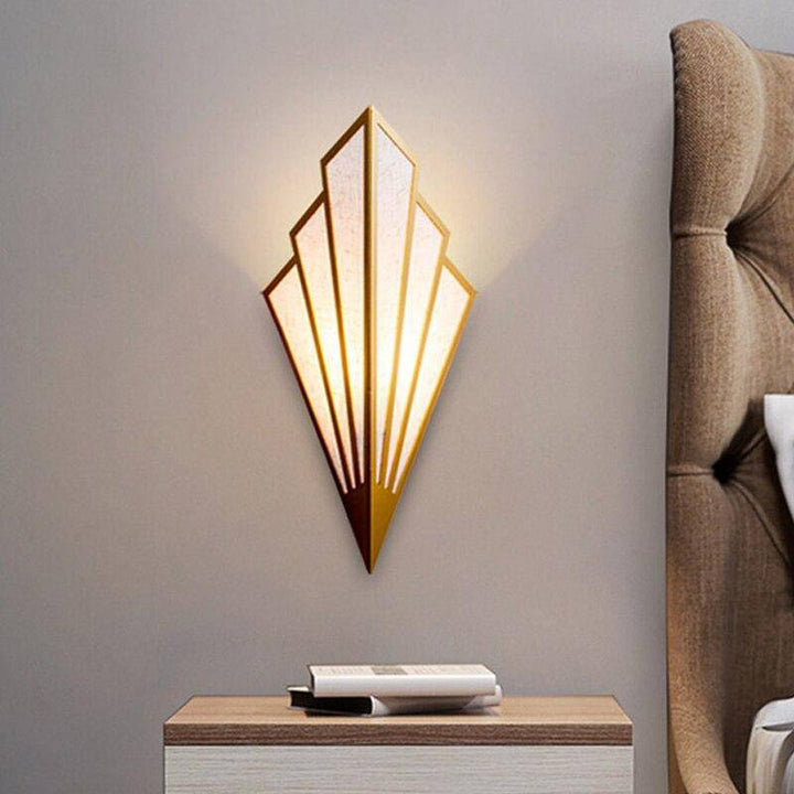 Applique murale LED triangulaire rétro. Design élégant, métal, lumière douce. Idéale salon, chambre.