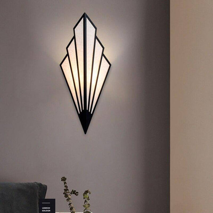 Applique murale LED triangulaire rétro. Design élégant, métal, lumière douce. Idéale salon, chambre.