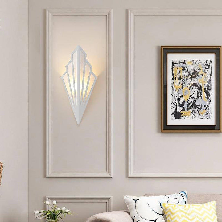 Applique murale LED triangulaire rétro. Design élégant, métal, lumière douce. Idéale salon, chambre.