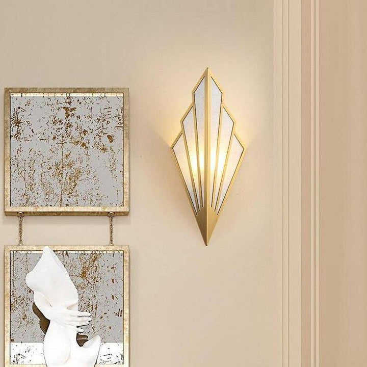 Applique murale LED triangulaire rétro. Design élégant, métal, lumière douce. Idéale salon, chambre.