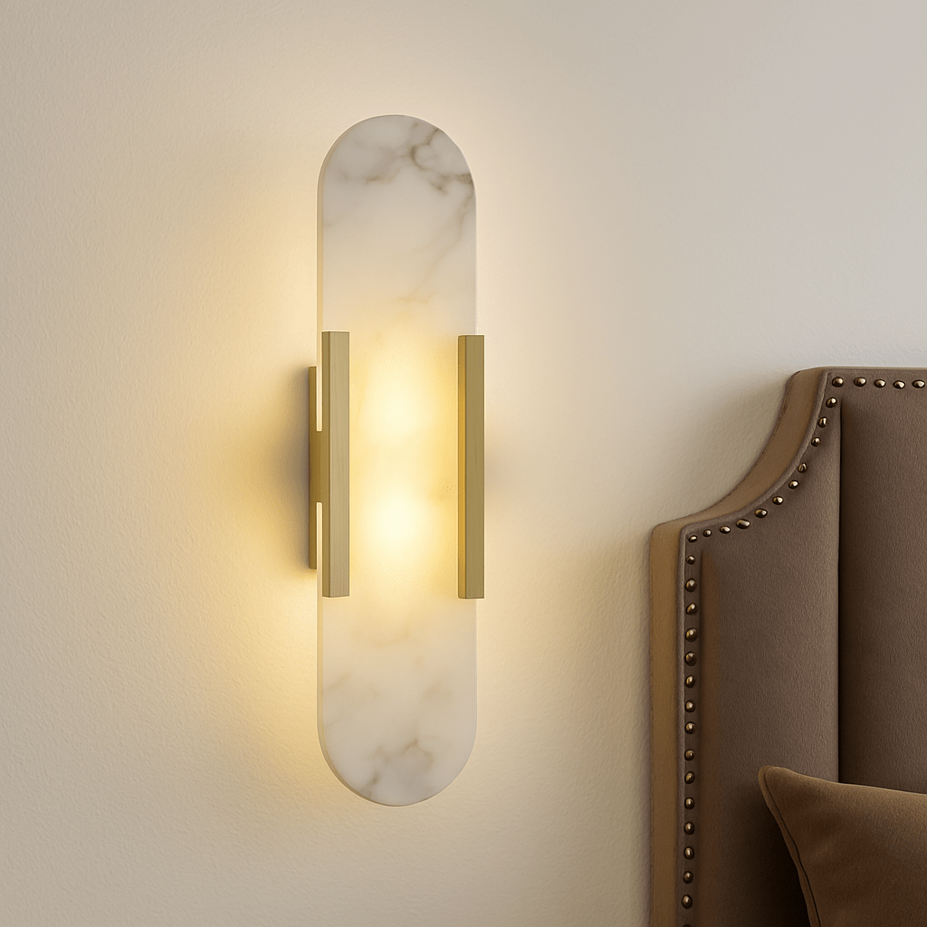 Applique murale moderne : marbre & laiton. Design élégant, lumière douce.  Idéale salon, chambre.