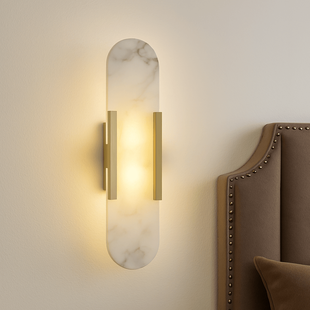 Applique murale moderne : marbre & laiton. Design élégant, lumière douce.  Idéale salon, chambre.