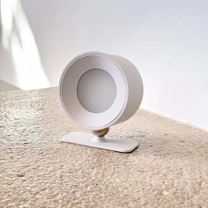Applique murale sans fil, design minimaliste noir. Éclairage moderne et rechargeable.