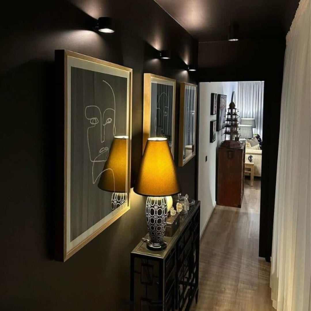 Applique murale sans fil, design minimaliste noir. Éclairage moderne et rechargeable.