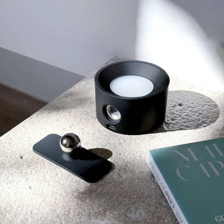 Applique murale sans fil, design minimaliste noir. Éclairage moderne et rechargeable.
