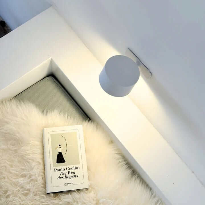 Applique murale sans fil, design minimaliste noir. Éclairage moderne et rechargeable.