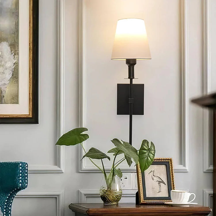 "Applique murale sans fil élégante, rechargeable, design or, éclat subtil pour intérieur moderne."