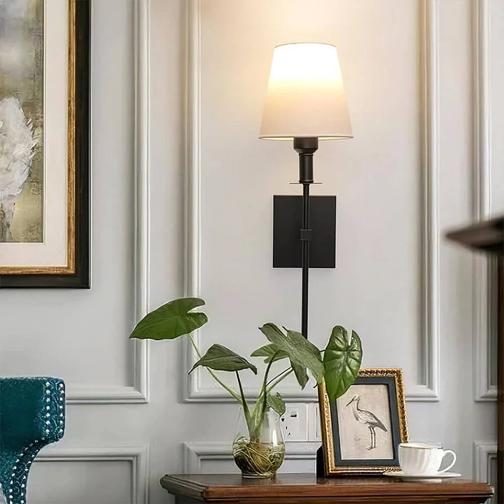 "Applique murale sans fil élégante, rechargeable, design or, éclat subtil pour intérieur moderne."
