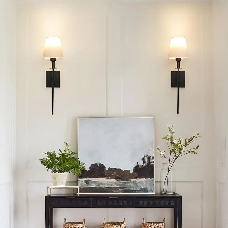 "Applique murale sans fil élégante, rechargeable, design or, éclat subtil pour intérieur moderne."