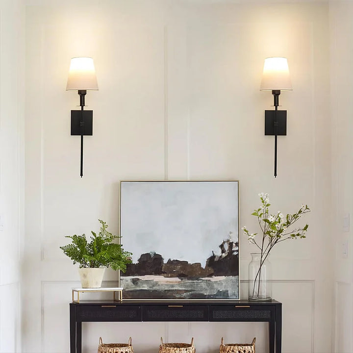 "Applique murale sans fil élégante, rechargeable, design or, éclat subtil pour intérieur moderne."