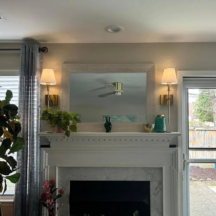 "Applique murale sans fil élégante, rechargeable, design or, éclat subtil pour intérieur moderne."