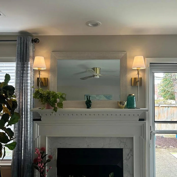 "Applique murale sans fil élégante, rechargeable, design or, éclat subtil pour intérieur moderne."