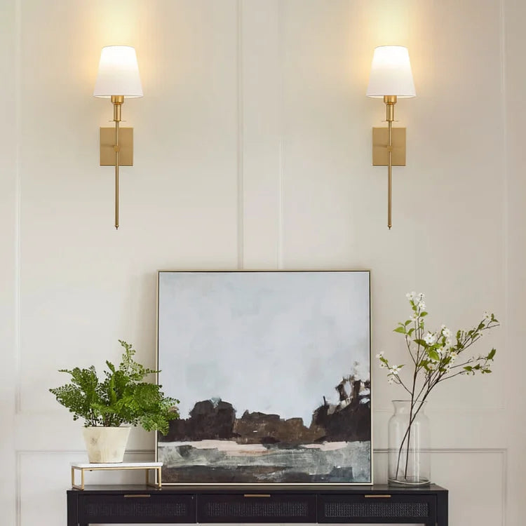 "Applique murale sans fil élégante, rechargeable, design or, éclat subtil pour intérieur moderne."