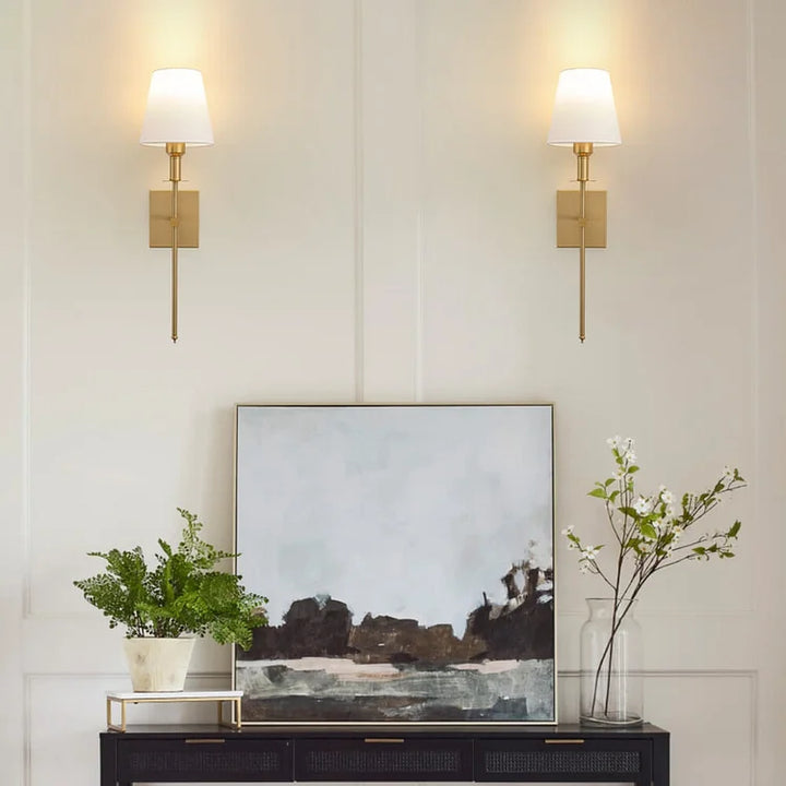 "Applique murale sans fil élégante, rechargeable, design or, éclat subtil pour intérieur moderne."