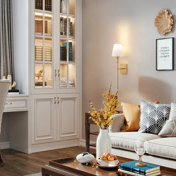 "Applique murale sans fil élégante, rechargeable, design or, éclat subtil pour intérieur moderne."