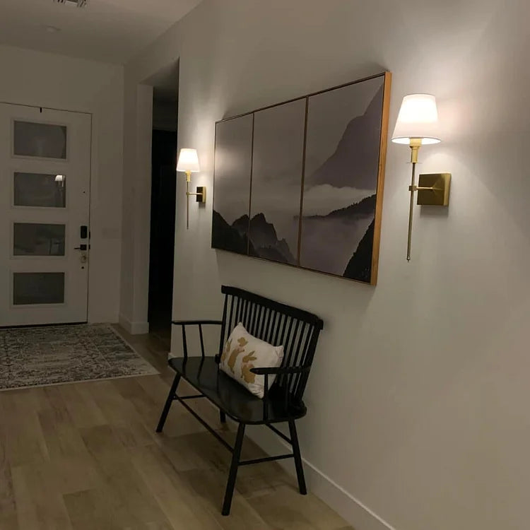 "Applique murale sans fil élégante, rechargeable, design or, éclat subtil pour intérieur moderne."