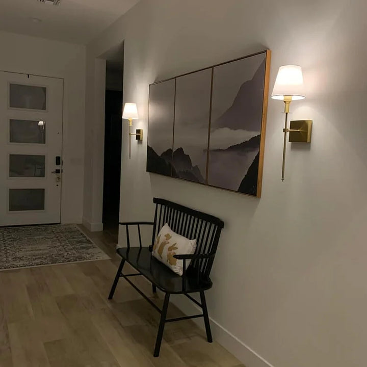 "Applique murale sans fil élégante, rechargeable, design or, éclat subtil pour intérieur moderne."