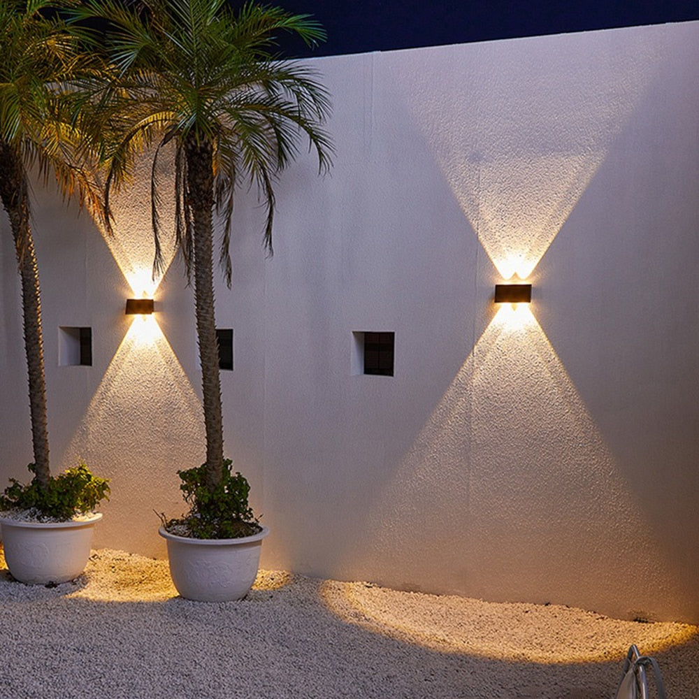 Applique solaire LED extérieure étanche.  Design moderne, éclairage LED sans fil, installation facile.