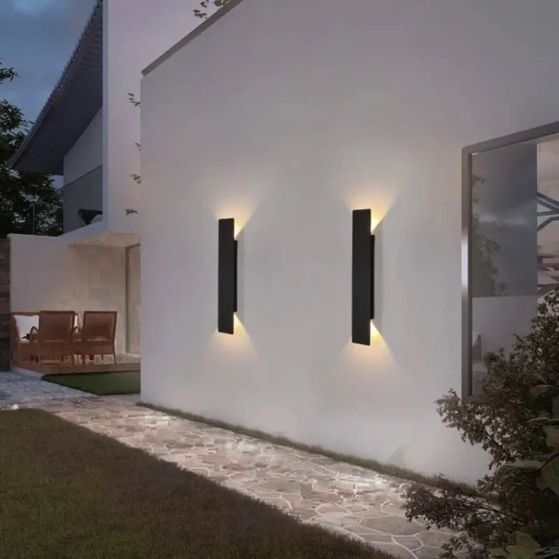 "Appliques murales étanches modernes, résistantes aux intempéries, éclairage LED écoénergétique, design épuré et élégant."