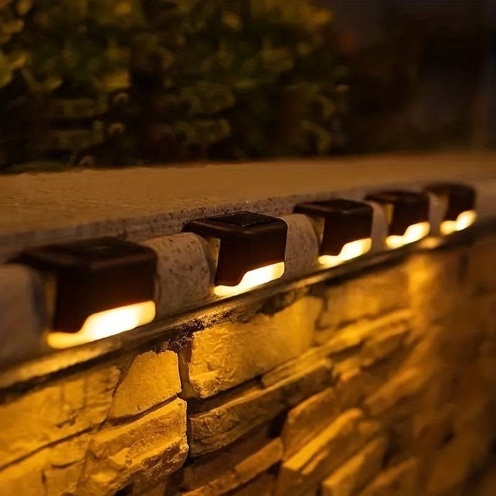 Appliques solaires LED extérieures. Éclairage jardin sans fil, design moderne, installation facile.